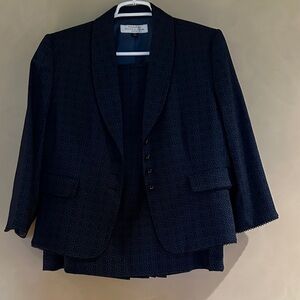 Tahari Dark Blue Textured Jacket and Skirt Arthur Levine. Size 14P